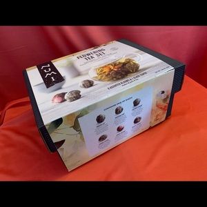 Blooming flower black tea with glass teapot